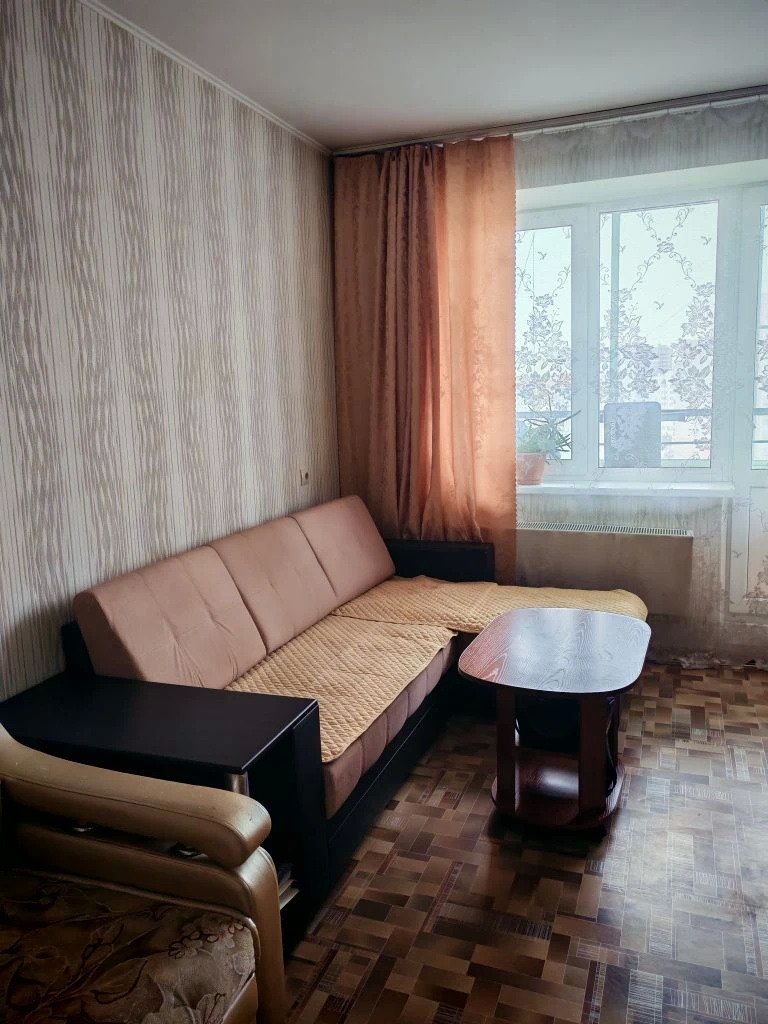    Продаётся светлая, тёплая. уютная, квартира на десятом этаже десятиэтажного жилого дома. Пространство квартиры грамотно организовано: жилая зона занимает 18, 4 кв м, что позволяет комфортно разместить мебель и создать приятную атмосферу, оборудована просторная гардеробная, позволяющая эффективно 