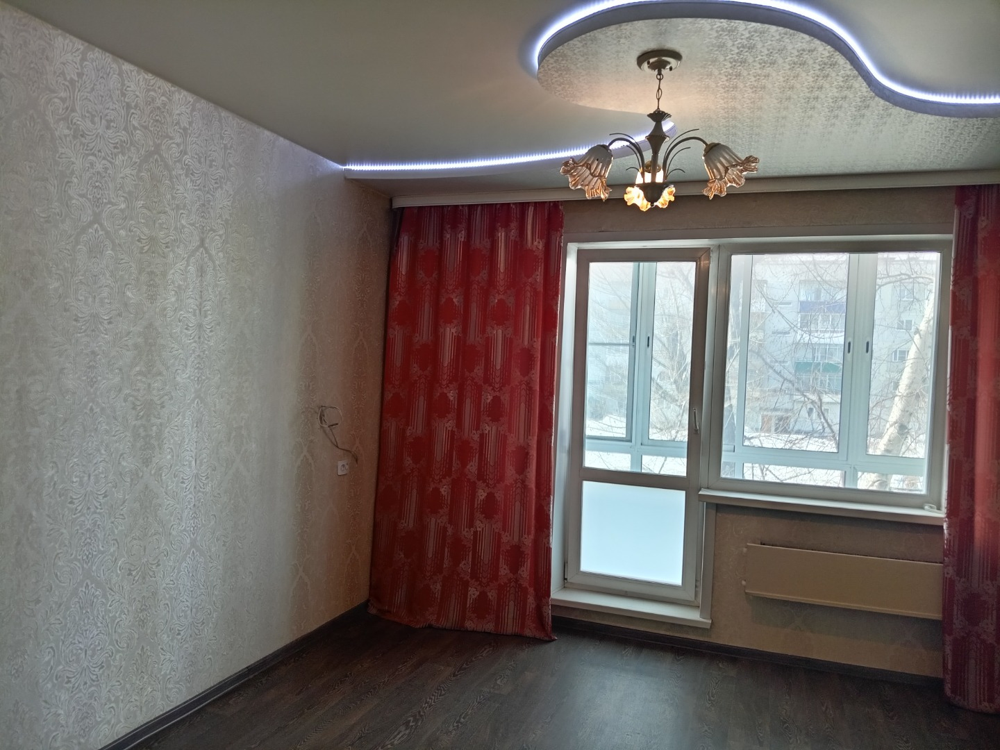 Продается уютная 2-х комнатная квартира улучшенной планировки.
2-ой этаж 5-ти эт. дома, с хорошим ремонтом, 2-изолированные комнаты, раздельный сан. узел, пластиковые стеклопакеты. Окна выходят на две стороны.
Квартира в отличном состоянии, сделан качественный ремонт. Частично остается мебель.
Можно