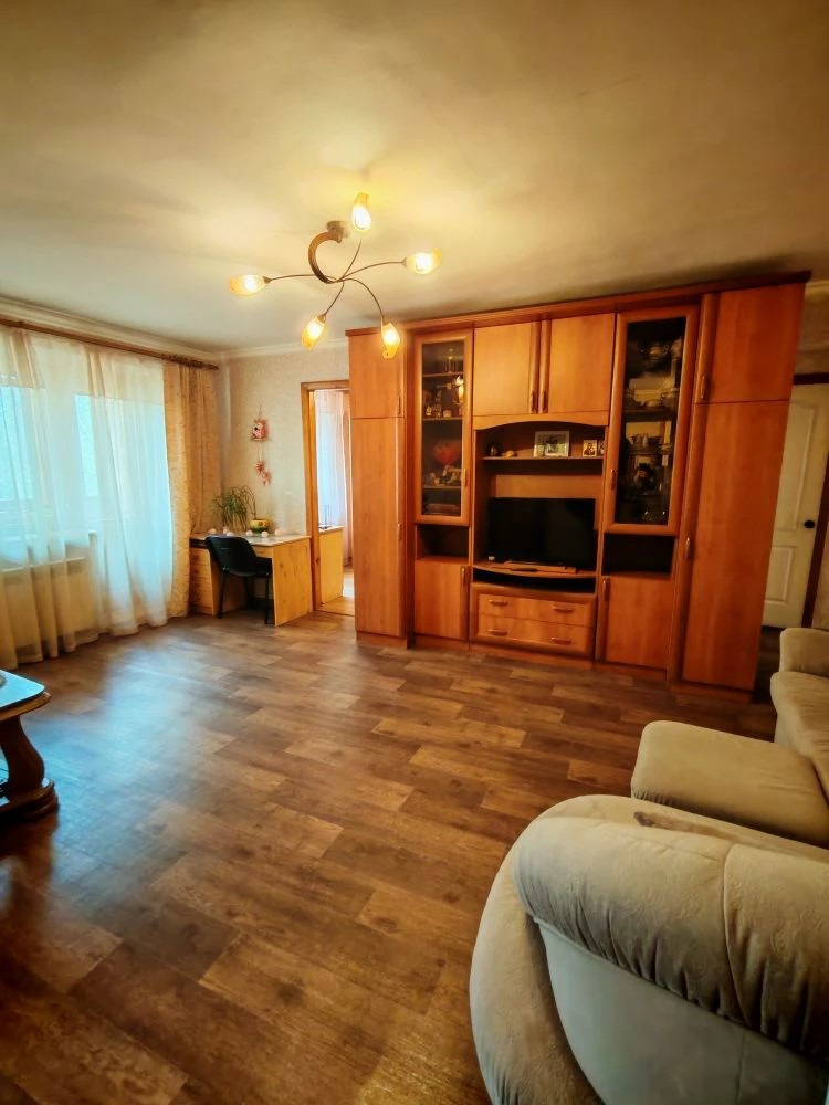 Продаётся уютная трёхкомнатная квартира по адресу: Кемерово, улица Дзержинского, 11. Это прекрасное предложение для тех, кто ценит комфорт и удобство своего жилища.
Квартира расположена во втором этаже пятиэтажного кирпичного дома. Общая площадь составляет 58.9 квадратных метров, жилая зона занимает