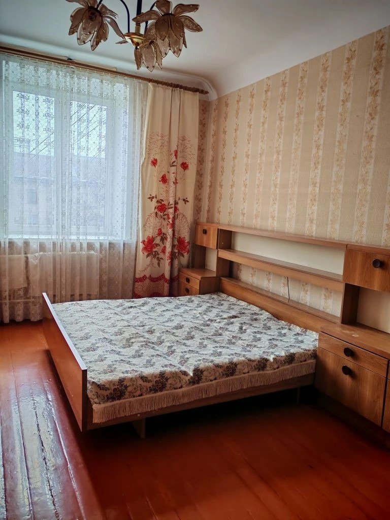 Продаётся трёхкомнатная квартира в городе Кемерово на улице Весенняя, 13.
  Сталинские дома ценятся за их прочность и неповторимый стиль. 
  Высокие потолки, просторные комнаты и большие окна наполняют квартиру естественным светом, создавая ощущение свободы и комфорта. В квартире 5 кладовых, которые