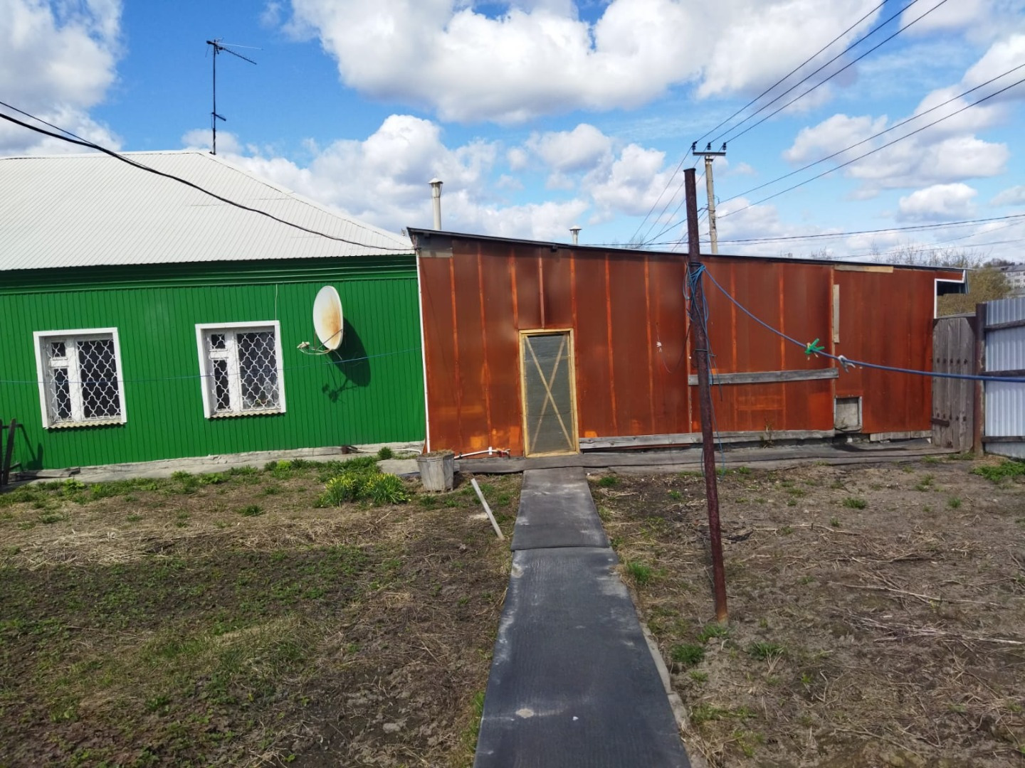Продам дом, для большой дружной семьи, в центре города, кирпичный на фундаменте в отличном состоянии, для тех, кто любит уют и комфорт. Дом благоустроенный, три большие комнаты и просторная кухня - мечта хозяйки! Огромный гараж на две машины, имеется смотровая яма. Баня новая, есть мангальная зона, 