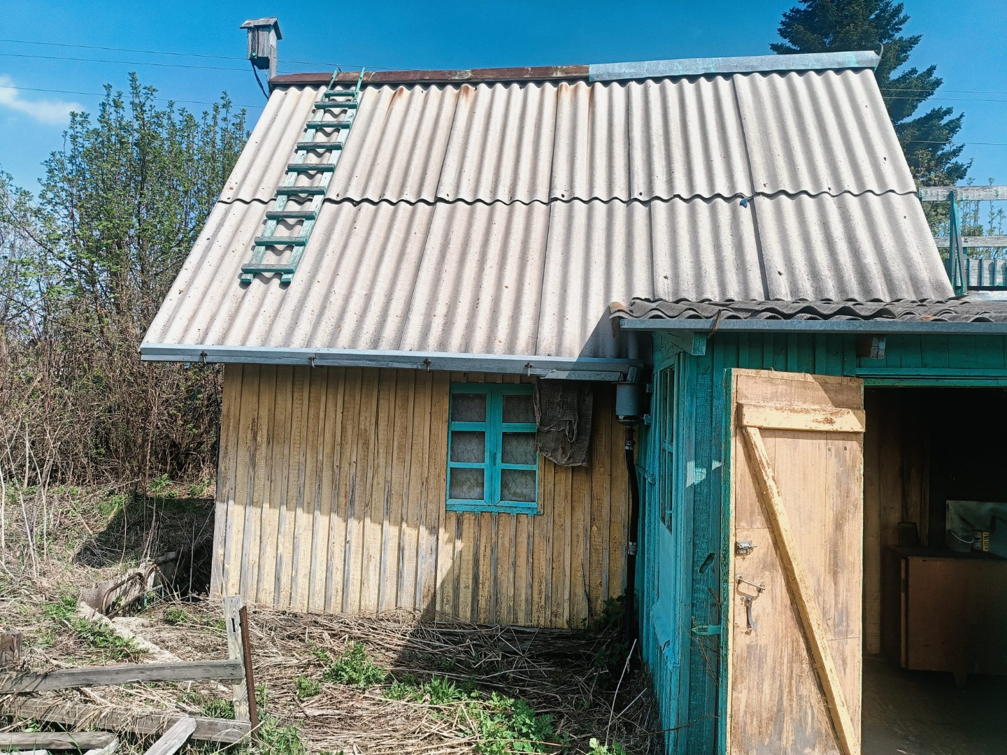 Земля в собственности, межевание сделано. Участок большой, квадратный, ровный.
На участке 8 соток имеется дом, баня, вагонетка для набора воды. Водоснабжение и электроснабжение на период дочного сезона. 
До СНТ идет общественный транспорт, 113 автобус. Участок находится не далеко то остановки.
Два в