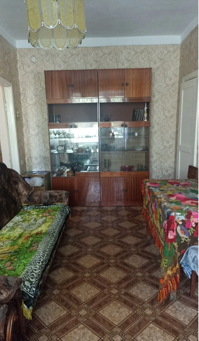 Продам 2-комн. Квартиру.
Стеклопакеты, балкон решетка, пол линолеум, на стенах обои, большая кладовка (можно использовать как спальню еще одну), санузел совмещен, на кухне фартук из кафеля. Возле дома Стоматология, Поликлиника, магазины, остановка.
