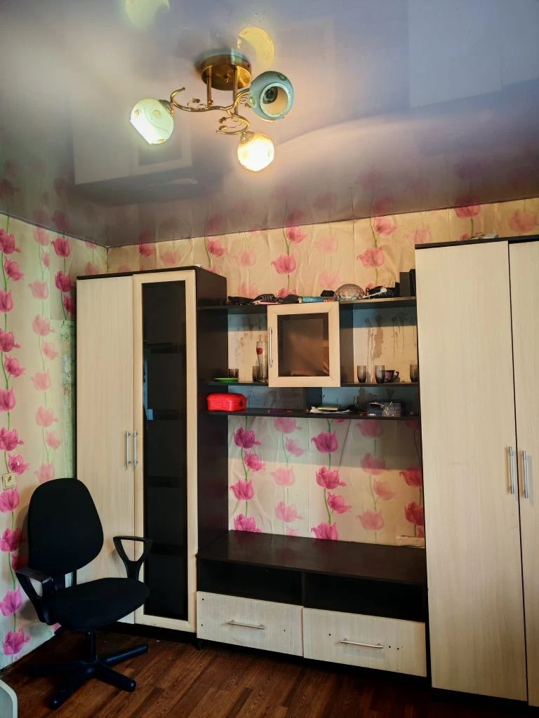 Продам кирпичный дом по адресу п.Новоискитимск, ул.Новая, площадью 36.3 кв. метра. Дом многоквартирный со статусом квартира, установлены стеклопакеты, натяжные потолки, отопление печное. Земельный участок ровный 6 соток, на нем теплица из поликарбоната. В шаговой доступности остановка общественного 
