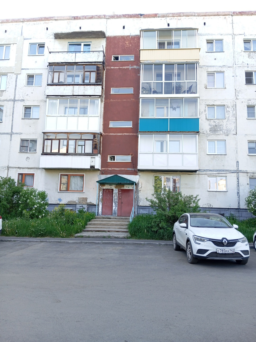 Продается 2-комнатная квартира, ул.пл. в самом сердце современного молодого района города, на Молодежном б-ре,15.
    В шаговой доступности находятся остановки, магазины, школа и д/сады, что очень удобно для семьи с детьми. Парковые зоны станут любимым местом для ваших прогулок.
    Во дворе дома та