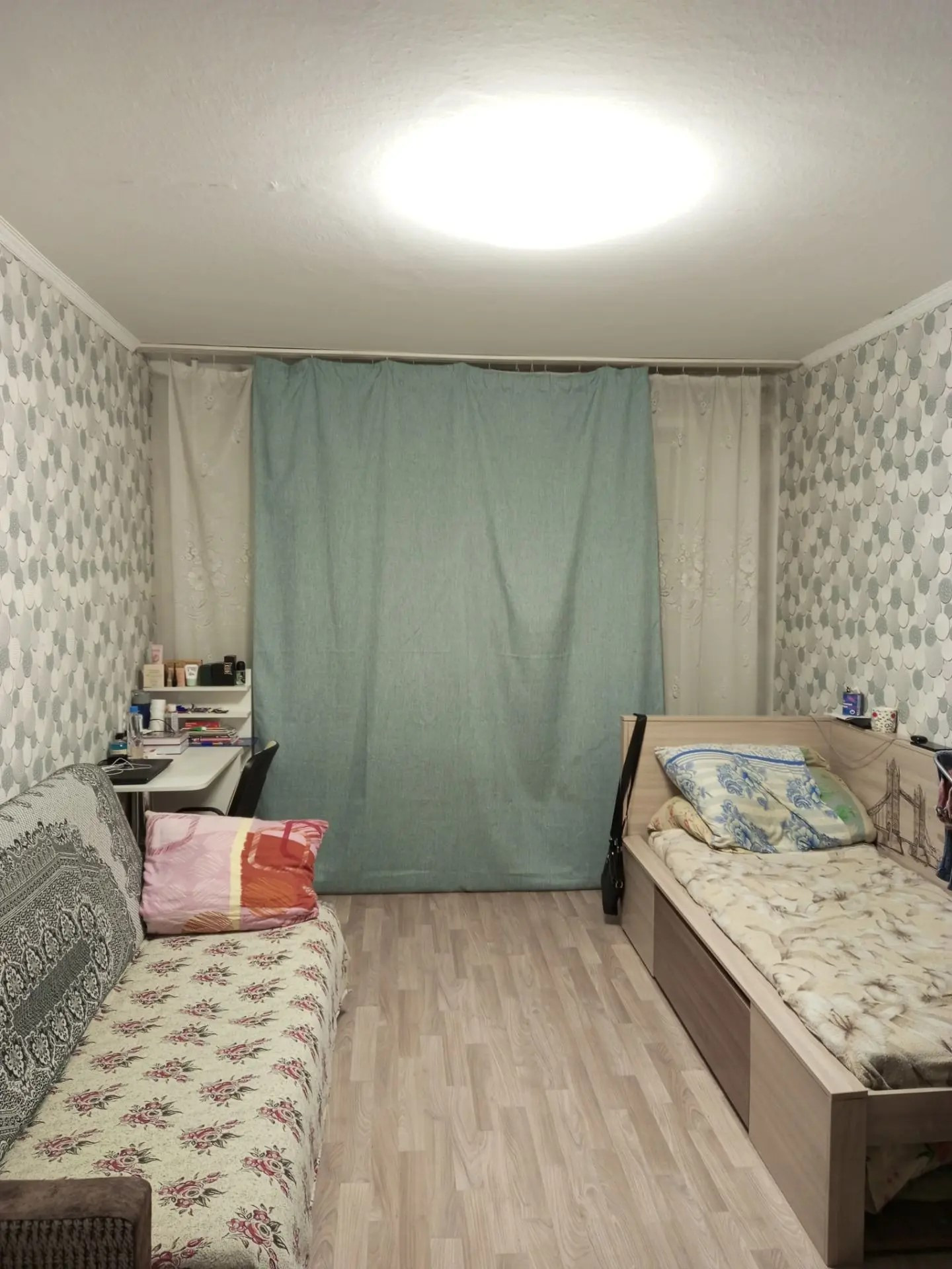 Продам тёплую , светлую, уютную  квартиру. В квартире выполнен косметический ремонт, что позволит новому владельцу сразу заселиться и наслаждаться комфортом. 
Хорошее месторасположение. Во дворе дома обустроена детская площадка, что станет отличным местом для отдыха и развлечений ваших детей. Для ма