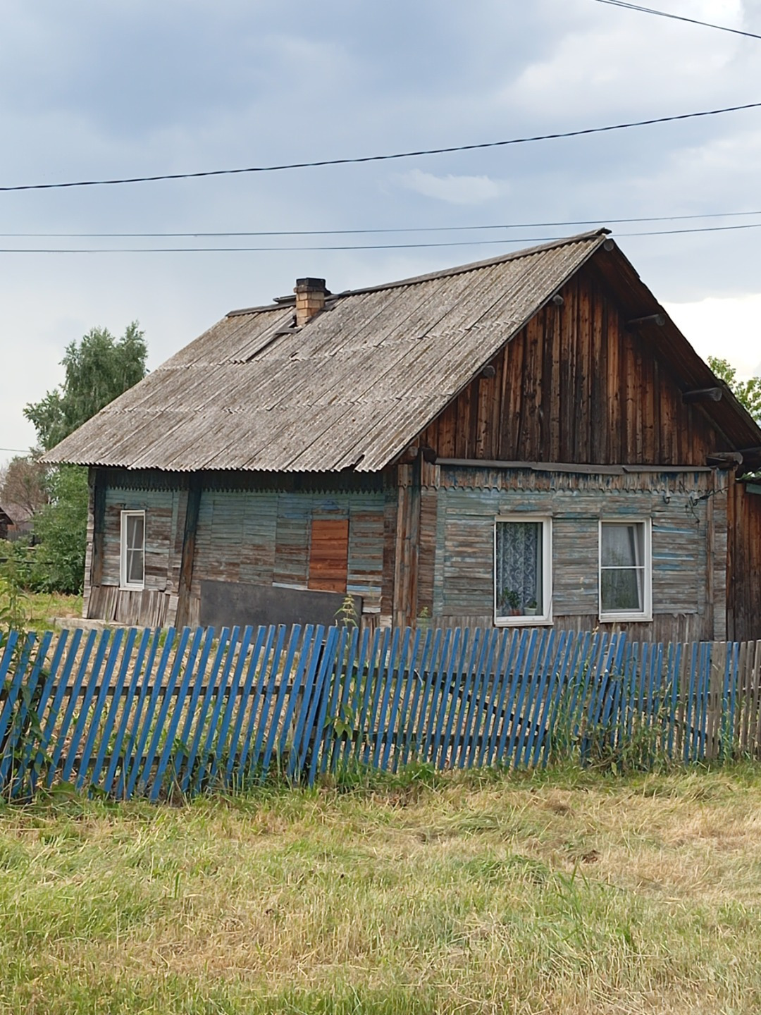 Продается уютный дом по ул.Чапаева. Вдали от дорожной пыли вы сможете наслаждаться красотой и тишиной сибирской природы. Если вы мечтали о даче, то ваша мечта вполне может осуществиться именно здесь!
   Дом на фундаменте, бревенчатый, год постройки 1967.Крыша шифер. Окна ПВХ.В доме есть подпол.
  Пр