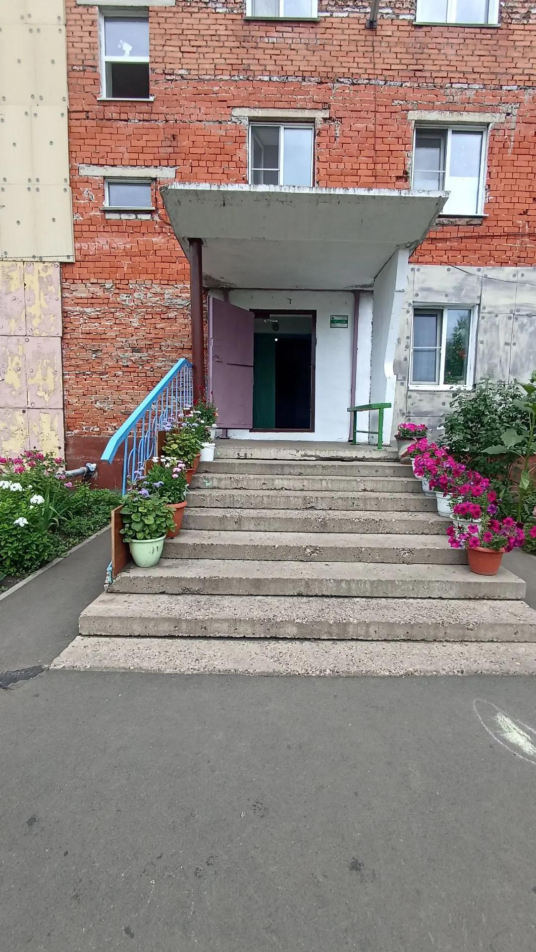 Продаётся 1-комнатная квартира в кирпичном доме по ул. Мира 23 на 4/5 эт. Общая площадь 56,3м2, кухня 13,1, жилая 28,3. В комнате и на кухне по 2 окна, на две стороны, лоджия, санузел раздельный. Нужен ремонт. 1 собственник. Хороший торг реальному покупателю. Чистая продажа.