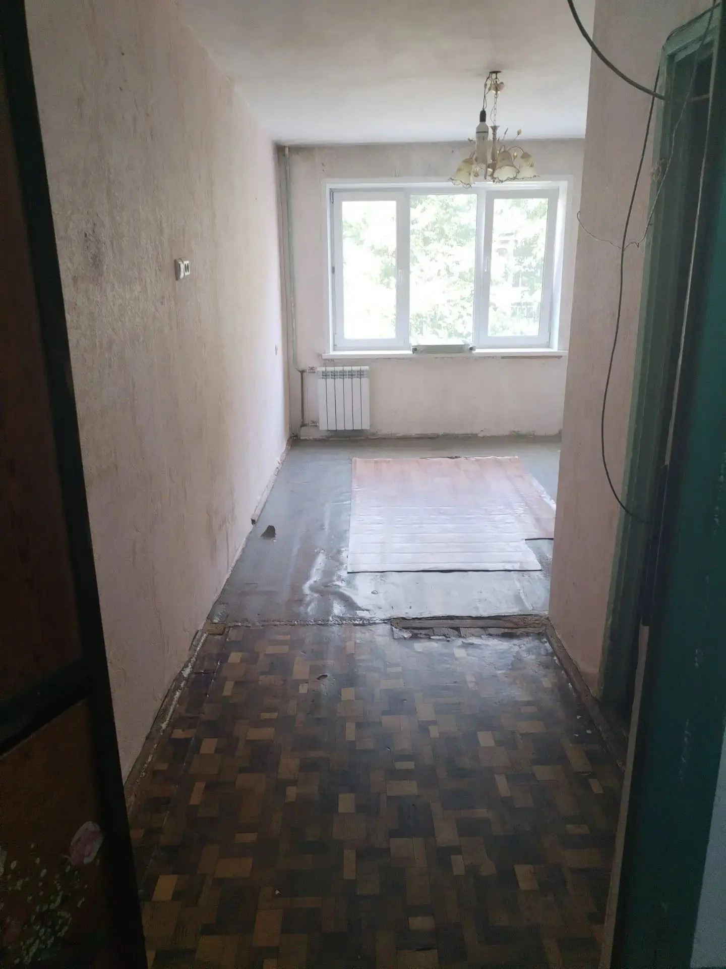 Продаётся однокомнатная квартира площадью 16 квадратных метров, расположенная на проспекте Ленина, 142а в городе Кемерово. Квартира обладает жилой зоной размером 12 квадратных метров, что обеспечивает комфортное пространство для жизни одного человека или пары без детей. 
Квартира под ремонт - отличн