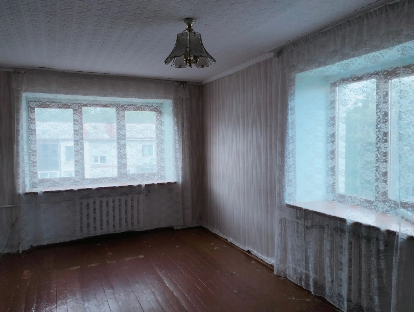 Продаётся  однокомнатная квартира  на улице Леонова, 9а в городе Кемерово. Квартира расположена на пятом этаже пятиэтажного кирпичного дома, построенного в 1965 году. 

Пространство квартиры грамотно организовано: жилая зона занимает 18.2 квадратных метра, а кухня – 5 квадратных метров. Санузел совм