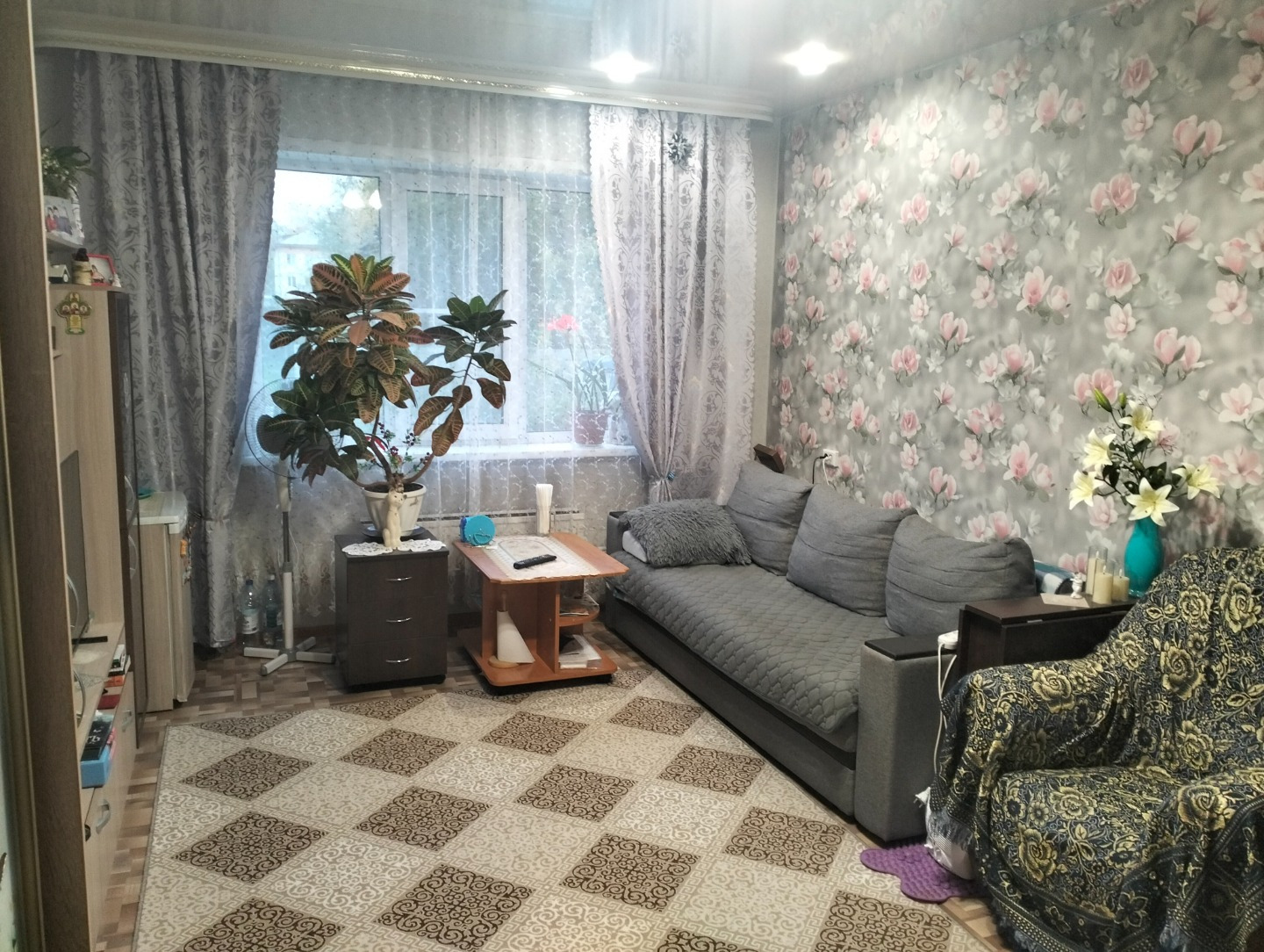Продаётся светлая, тёплая, уютная квартира .  Расположена на первом этаже трехэтажного панельного дома, построенного в 2016 году. Приобретение квартиры возможно по СЕМЕЙНОЙ ИПОТЕКЕ.
В квартире выполнен косметический ремонт, что позволит новым владельцам сразу же обустроиться без дополнительных вложе