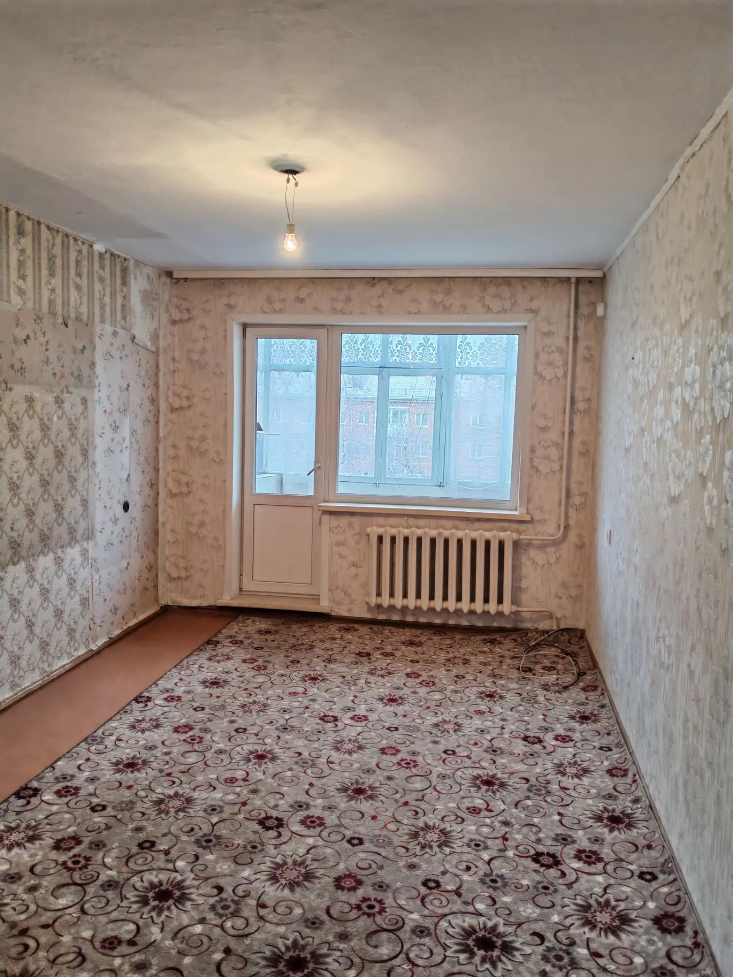 Продаётся уютная двухкомнатная квартира площадью 47.8 квадратных метров на четвёртом этаже пятиэтажного панельного дома, расположенного по адресу: город Кемерово, проспект Ленина, 77а, планировка квартиры - большой трамвай, жилая площадь составляет 34.6 квадратных метров, что позволяет комфортно раз