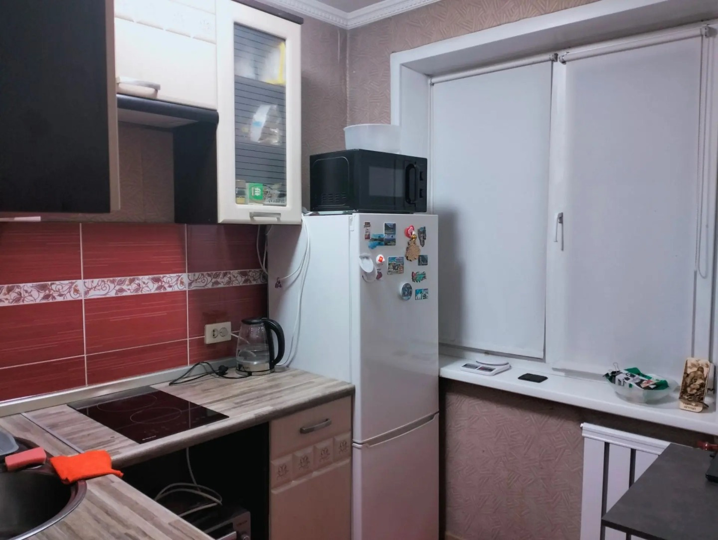 Продам тёплую, светлую, уютную квартиру. В квартире выполнен качественный ремонт, что позволит новому владельцу сразу заселиться и наслаждаться комфортом. В подарок новым собственникам остаётся кухонный гарнитур с варочной панелью, стол, холодильник, вместительная гардеробная, стенка в гостиной, див